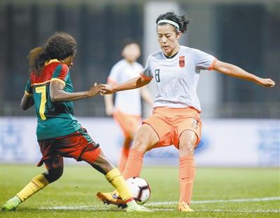 女足四国赛决赛，中国队球员李佳悦(右)与喀麦隆球员拼抢。新华社记者