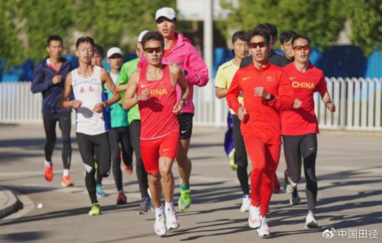 　　马拉松国家队训练中。图片来源：中国田协官方微博