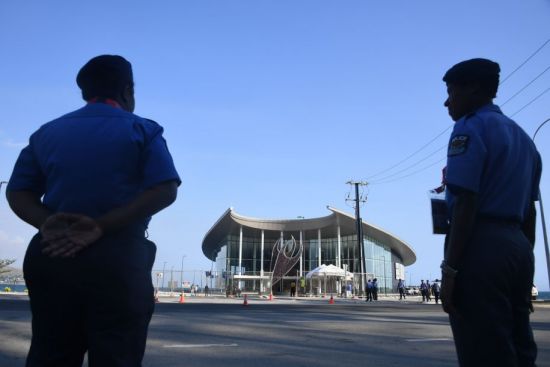 11月14日，在巴布亚新几内亚首都莫尔兹比港，警察在APEC大厦外执勤。新华社记者吕小炜摄