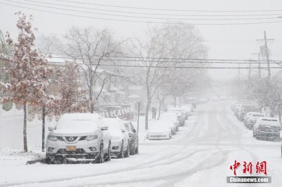 　　资料图：当地时间11月15日，美国纽约迎来今年冬天首场降雪。图为纽约市皇后区一处街道白雪皑皑。中新社记者