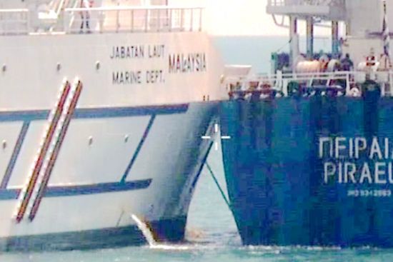 马来西亚政府一艘船只与希腊一艘散装货船在争议水域发生碰撞。