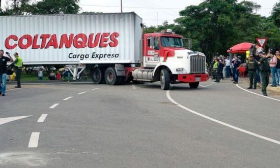 委内瑞拉军队边境设卡防止美国救援物资入境。
