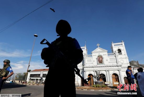 图为在斯里兰卡科伦坡发生爆炸第二天，一名安全官员站在科伦坡圣安东尼神殿前。
