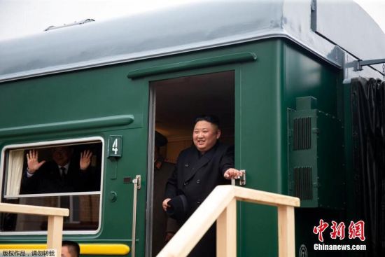 当地时间4月24日，朝鲜最高领导人金正恩乘坐的专列穿过俄朝边界进入俄罗斯境内，并停靠在哈桑火车站。