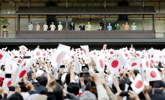 日本天皇德仁接受民众朝贺祈愿国民健康世界和平