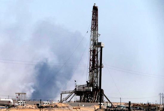 沙特“世界最大石油加工设施”遭袭击现场浓烟滚滚。