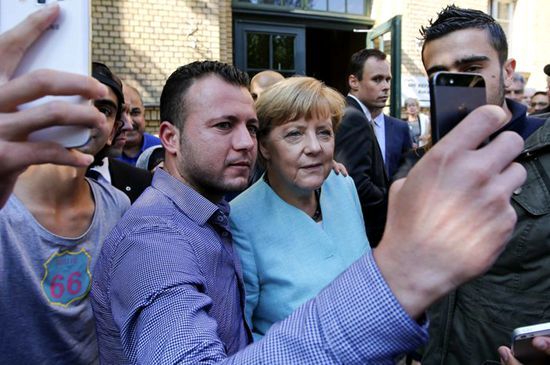德国总理默克尔看望移民。