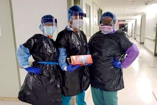 纽约医护人员用黑垃圾袋当防护衣。