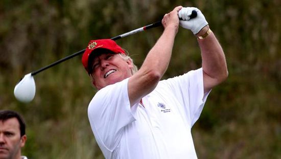 特朗普总统周末前去打高尔夫。