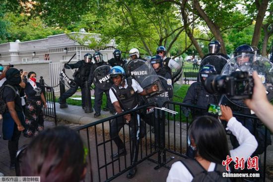 当地时间5月30日，大批民众聚集在白宫附近举行抗议示威活动，警察在设立路障。