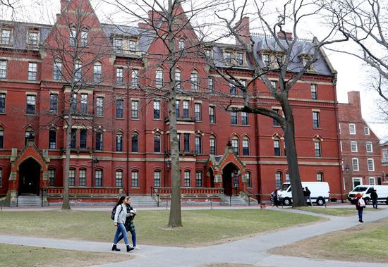 美国留学生面临驱逐哈佛和麻省理工大学起诉政府