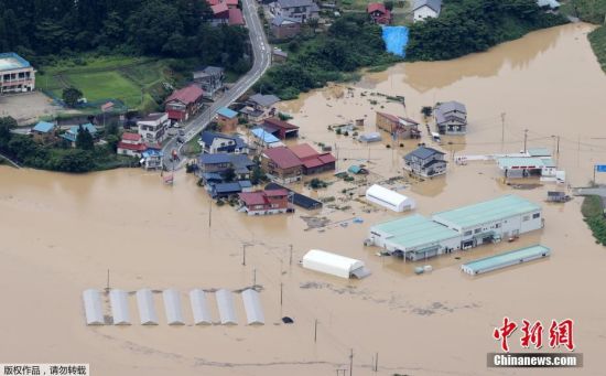 日本气象厅预计，受低气压等气象条件的影响，东北地区的暴雨将在29日持续，多地的24小时降雨量可能会超过100毫米。图为航拍山形县居民区被淹。