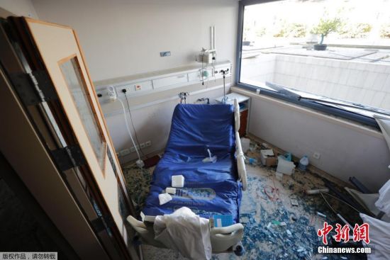 当地时间8月4日晚，黎巴嫩首都贝鲁特港口区发生剧烈爆炸。贝鲁特护士协会主席表示，该市有三家医院被完全摧毁、另有两家医院被部分摧毁。爆炸事件对原本已面临严峻挑战的医院系统，造成了巨大的打击。图为黎巴嫩受损的医院。