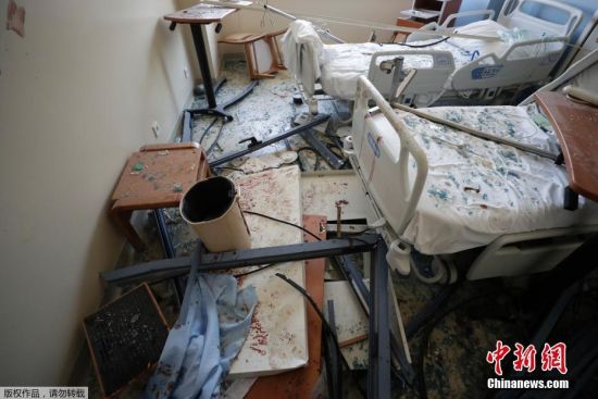 当地时间8月4日晚，黎巴嫩首都贝鲁特港口区发生剧烈爆炸。贝鲁特护士协会主席表示，该市有三家医院被完全摧毁、另有两家医院被部分摧毁。爆炸事件对原本已面临严峻挑战的医院系统，造成了巨大的打击。图为黎巴嫩受损的医院。