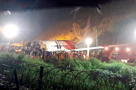 印度快运航空事故救援现场。