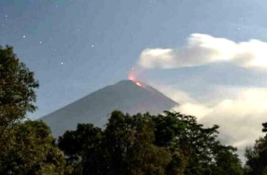 印尼东爪哇塞梅鲁火山再次喷发。
