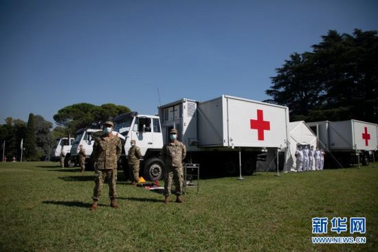 2月25日，阿根廷军人在布宜诺斯艾利斯郊区中国援助的野战医院值守。中国国防部援助阿根廷军队一座野战医院的交接仪式25日在布宜诺斯艾利斯市郊区五月兵营举行。新华社发