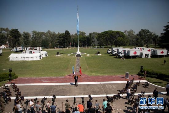 2月25日，阿根廷军人在布宜诺斯艾利斯郊区中国援助的野战医院值守。中国国防部援助阿根廷军队一座野战医院的交接仪式25日在布宜诺斯艾利斯市郊区五月兵营举行。新华社发