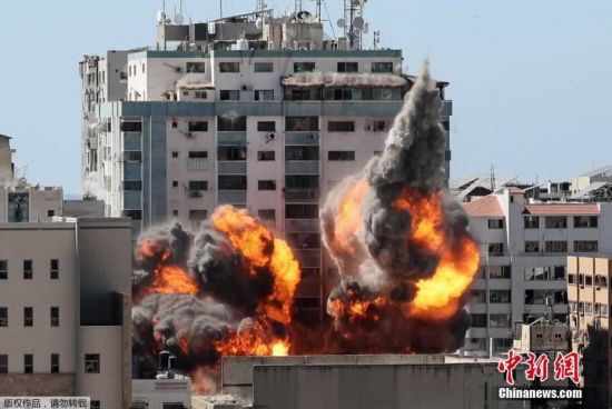 当地时间5月15日，以色列军方空袭了加沙地带一座办公楼，楼内有卡塔尔半岛电视台和美联社等媒体的办公室。半岛电视台统计，截至目前，加沙地带已有至少140人在连日的冲突中死亡，其中包括39名儿童，此外，还有约950人受伤。而以色列方面则至少有9人丧生。图为多家国际媒体所在地遭猛烈轰炸。