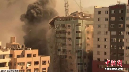 当地时间5月15日，以色列军方空袭了加沙地带一座办公楼，楼内有卡塔尔半岛电视台和美联社等媒体的办公室。半岛电视台统计，截至目前，加沙地带已有至少140人在连日的冲突中死亡，其中包括39名儿童，此外，还有约950人受伤。而以色列方面则至少有9人丧生。图为媒体所在大楼遭轰炸。
