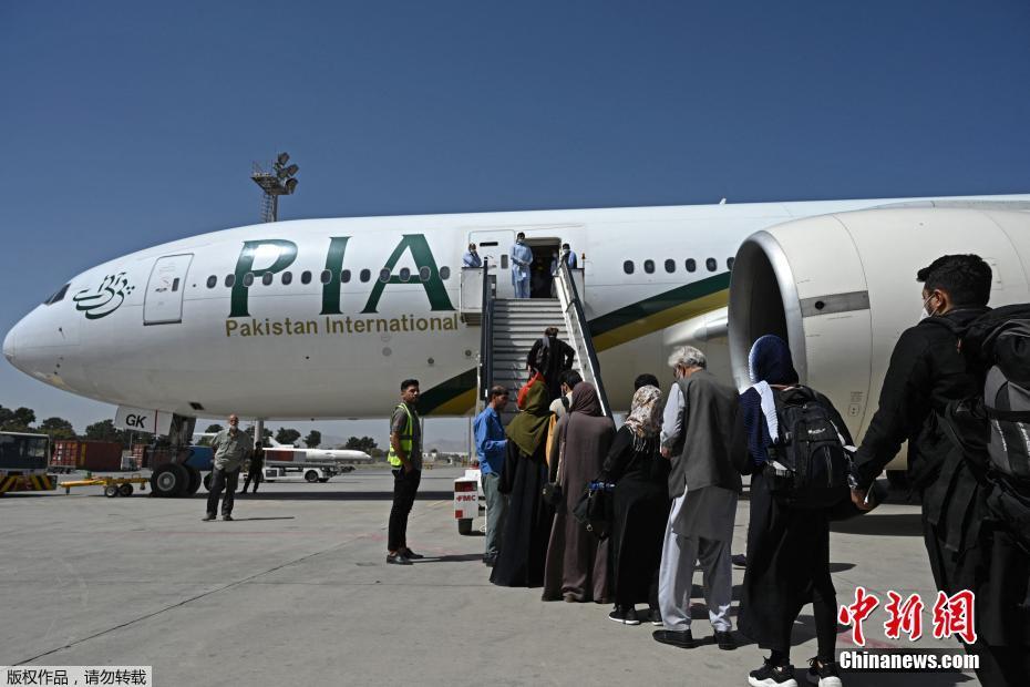 当地时间9月13日，阿富汗喀布尔机场，乘客登上巴基斯坦国际航空公司