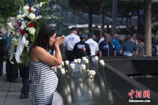 当地时间9月11日，民众在纽约世贸遗址前寄托哀思。当日，美国“9·11”恐怖袭击事件18周年纪念活动在纽约“9·11”遗址纪念广场举行。