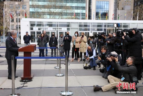 当地时间4月19日，联合国秘书长古特雷斯在纽约联合国总部《打结的手枪》雕塑前召开记者会，呼吁俄罗斯和乌克兰实施为期4天的东正教复活节人道主义暂时停火，以便开放一系列人道主义走廊。