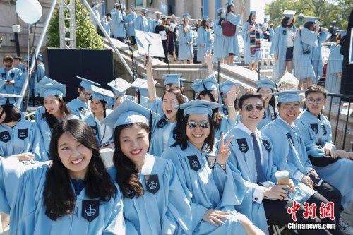 　　资料图：当地时间2017年5月17日，哥伦比亚大学毕业典礼上的中国留学生。当日，纽约哥伦比亚大学在校园举行毕业典礼，15000余名学生学成毕业。