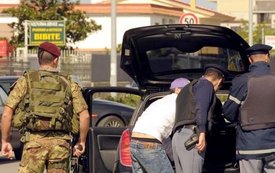 意大利4名职业军人涉嫌在检查华人车辆过程中，向司机索贿被宪兵拘捕。