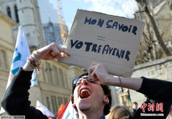 　　资料图：法国巴黎，数百学生和教师在教育部外举行示威活动，抗议大学面临的财政危机，要求政府给出解决措施。