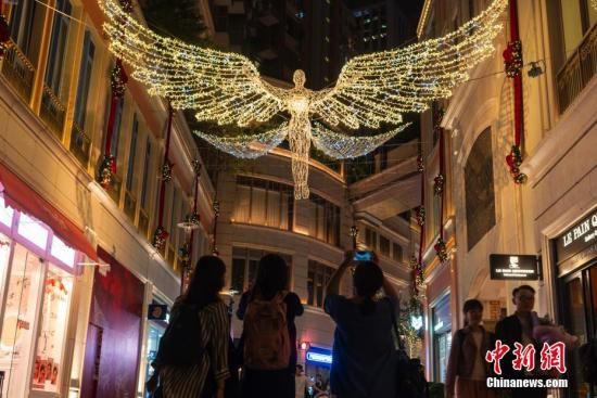 　　资料图片：英国伦敦著名圣诞灯饰登陆香港街头