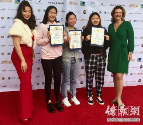 　　三名新移民华人学生获得特朗普总统签发的义工奖状。(图片来源：美国《侨报》记者聂达摄)