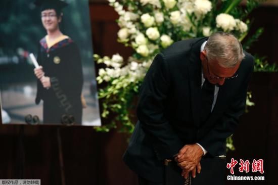　　当地时间2014年8月1日，美国加州，南加州大学悼念遇袭身亡的中国留学生纪欣然。