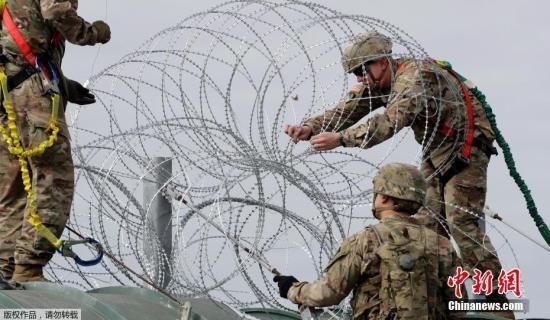 　　资料图：当地时间2018年11月2日，美国得州Hidalgo，中美洲移民大军压境美国，美国士兵在美墨边境安装铁丝网严防移民入境。