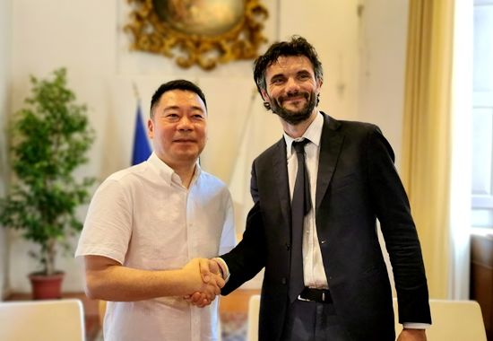 普拉托市长马戴奥·毕弗尼会见中国浙江意法商业集团董事长徐斌。