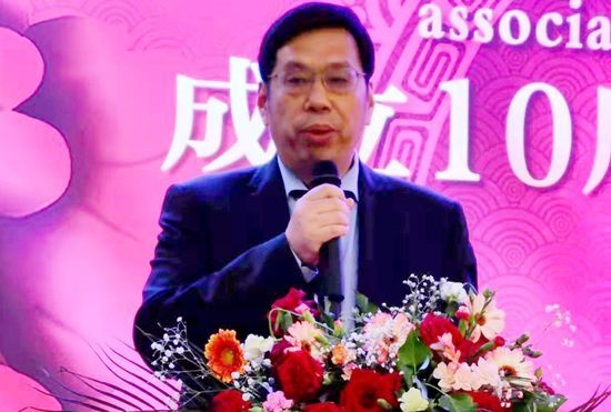 王文刚总领事出席佛罗伦萨华人华侨商贸联谊会10周年庆典大会并致辞。