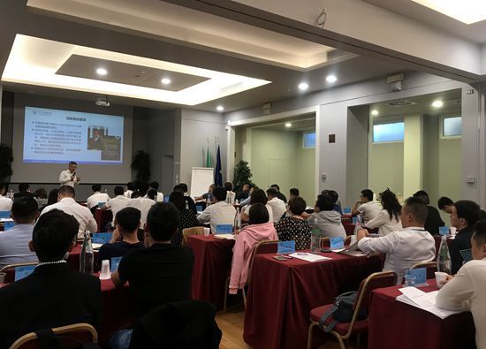 浙江大学教授吴晓波为青年华商解读互联网时代商业模式。