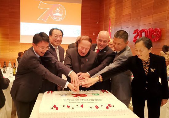 圣马中友协主席泰伦齐、中国对外友协副会长宋敬武共同新中国70周年华诞。（欧联社