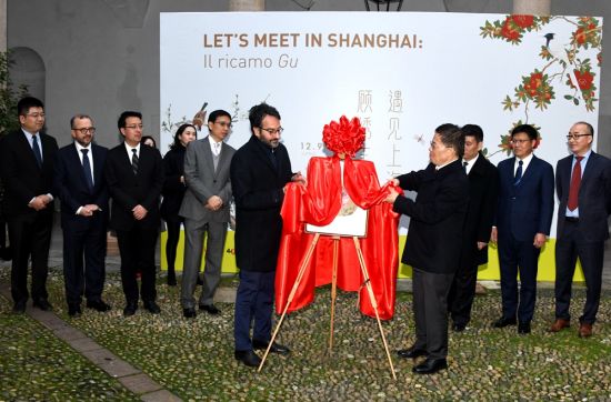 上海市政协副主席金兴明和米兰市议会主席贝托为展览开幕式揭幕。（欧联社