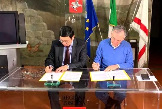 王文刚总领事和托斯卡纳大区主席罗西在协议上签字。