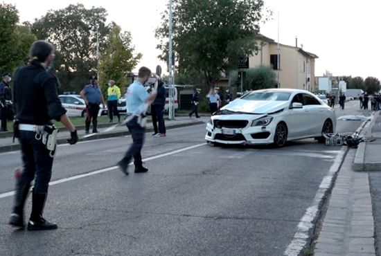 意大利交警勘查交通事故现场。