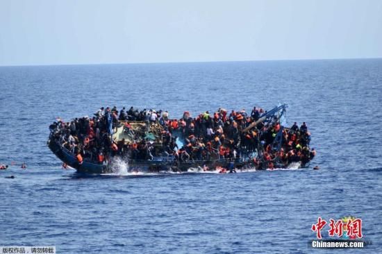 　　资料图：难民船倾覆瞬间。
