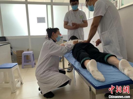 内蒙古组建侨界医疗队 连续9年为偏远地区民众送医送