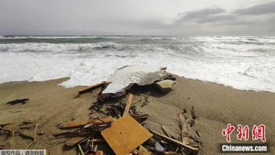 当地时间2023年2月26日，在意大利南部库特罗附近的海滩上，一艘船只的残骸被冲上岸。