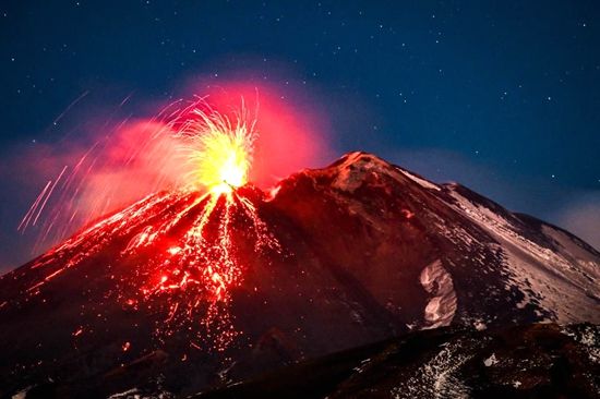 意大利埃特纳火山19日晚开始喷发。