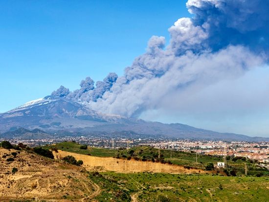 意大利埃特纳火山散发出的火山灰。