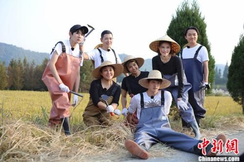 众人享受丰收的喜悦