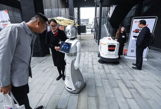 这是11月6日在博览会现场拍摄的智能机器人。