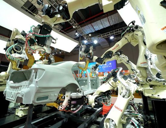 11月6日，日本那智不二越公司展出的点焊密集协作机器人在进行作业演示。