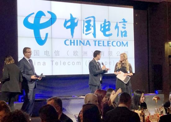 中国电信驻意大利首席代表林小凯在颁奖活动上向嘉宾介绍公司的业务发展情况。